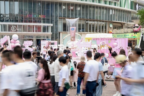 五一期间，凡士林®「发光美白快闪街区」成为众多消费者打卡体验点